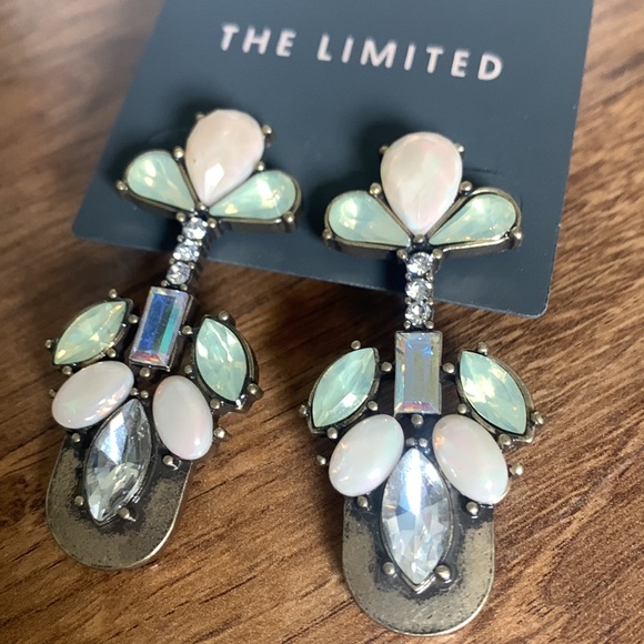 ๐ Limited Statement Earrings - Picture 10 of 10